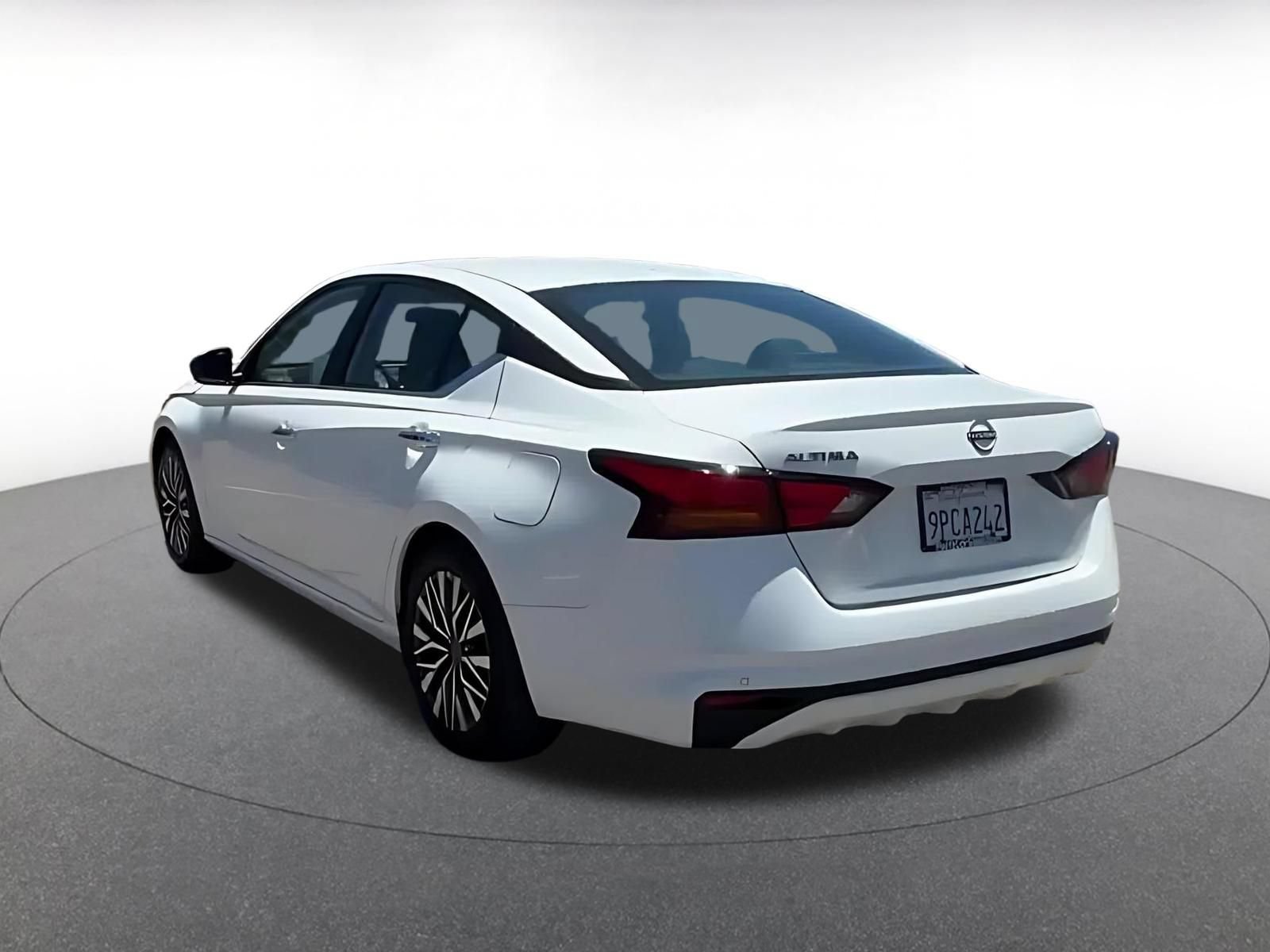 Used 2025 Nissan Altima 2.5 SV FWD image 10