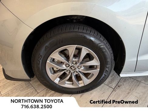 Used 2024 Toyota Sienna LE AWD/4WD image 17