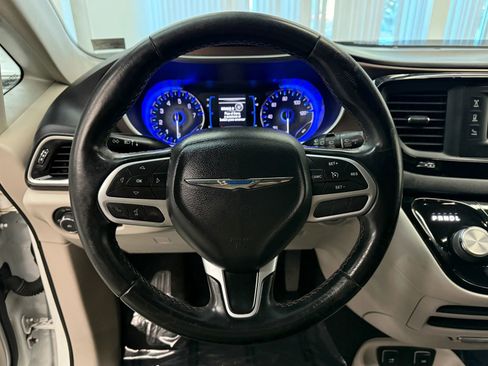 Used 2017 Chrysler Pacifica Touring-L image 27