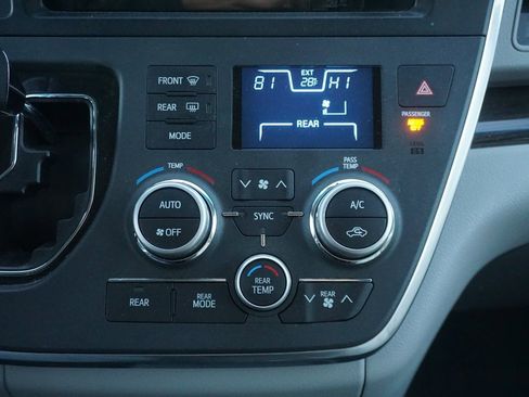 Used 2017 Toyota Sienna XLE image 14