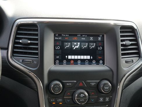 Used 2019 Jeep Grand Cherokee Laredo AWD/4WD image 22