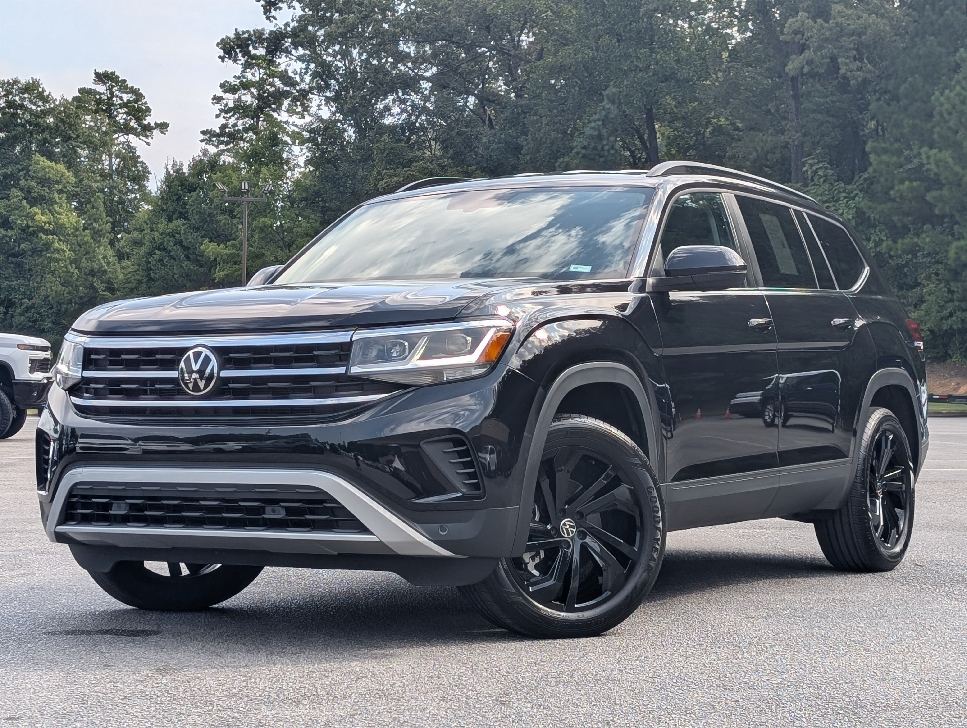 Used 2023 Volkswagen Atlas SE w/ Black Wheel Package FWD image 4