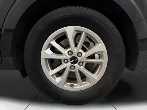 Used 2024 Kia Carnival LX FWD image 32