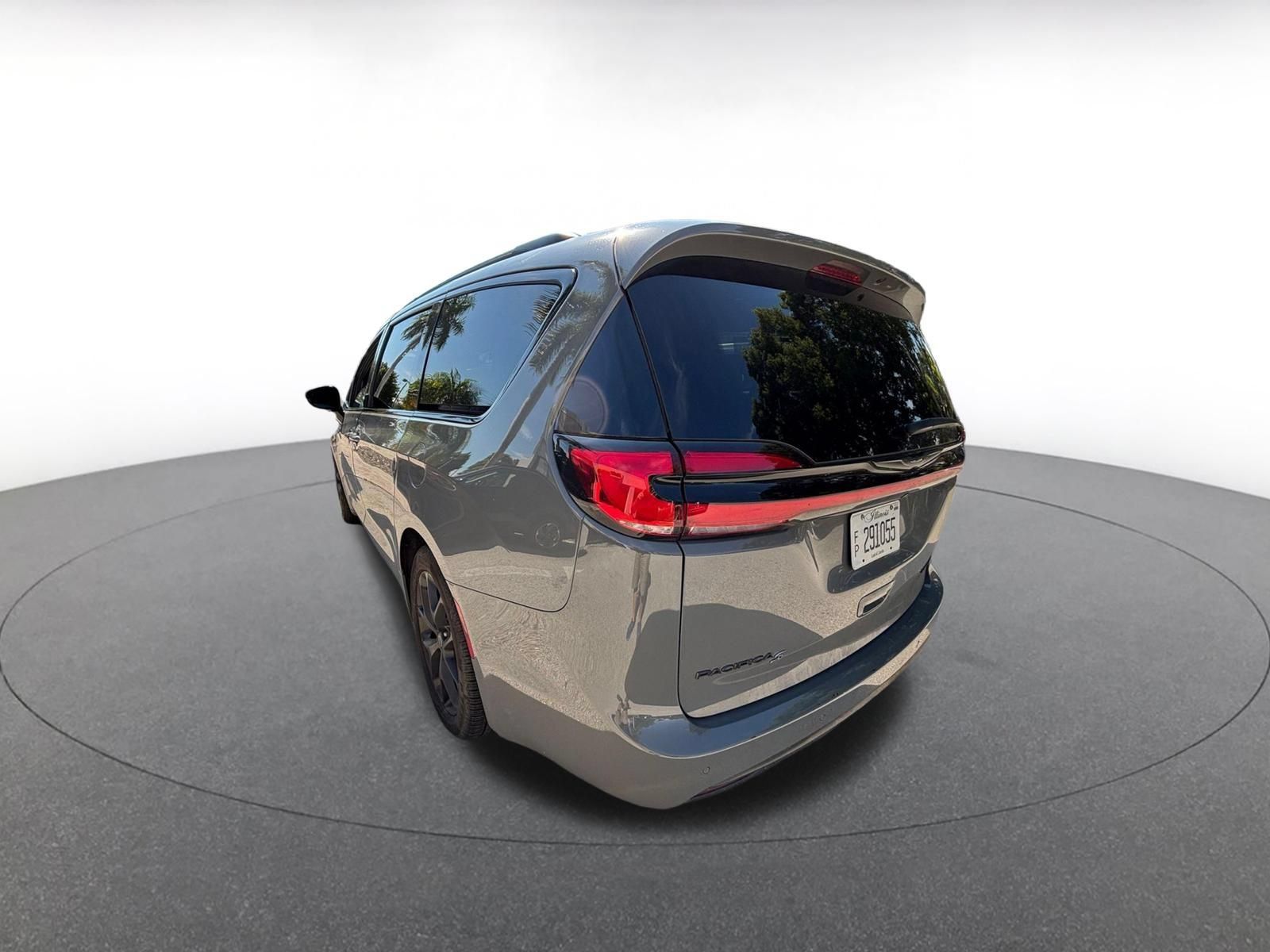Used 2025 Chrysler Pacifica Limited FWD image 7