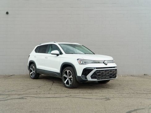 Used 2025 Volkswagen Taos SEL AWD/4WD image 9