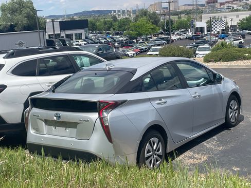 Used 2017 Toyota Prius Four FWD image 3