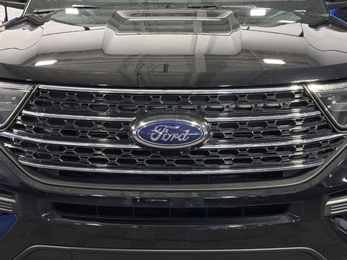 Used 2024 Ford Explorer XLT AWD/4WD image 12