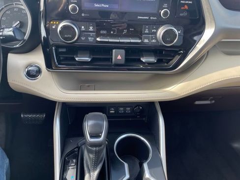 Used 2022 Toyota Highlander XLE image 18
