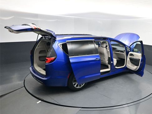 Used 2021 Chrysler Pacifica Touring-L image 18