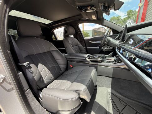 Used 2025 BMW 760i xDrive w/ Executive Package AWD/4WD image 21