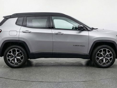 Used 2025 Jeep Compass Limited image 11