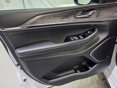 Used 2023 Jeep Grand Cherokee Overland w/ Luxury Tech Group IV AWD/4WD image 17