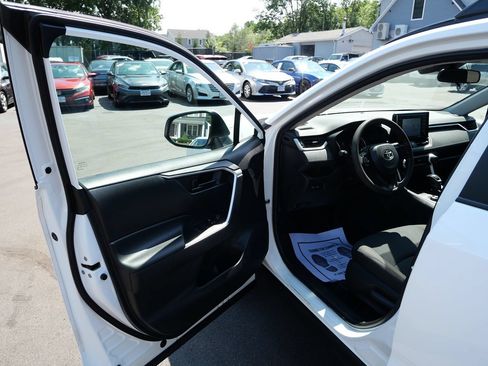 Used 2021 Toyota RAV4 LE AWD/4WD image 16