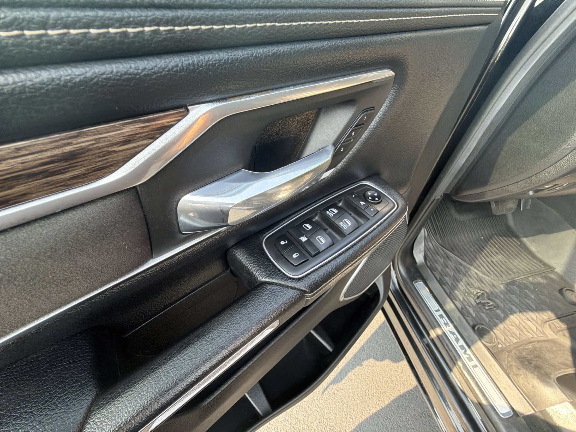 Used 2020 RAM 1500 Laramie AWD/4WD image 13