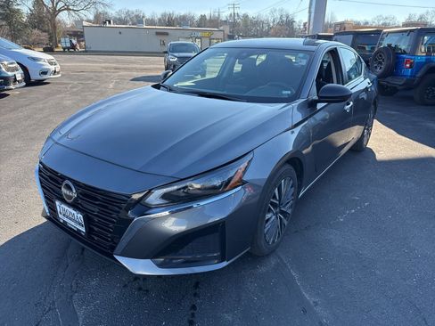 Used 2024 Nissan Altima 2.5 SV image 2