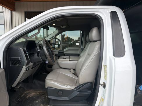 Used 2018 Ford F550 4x4 Regular Cab Super Duty image 3