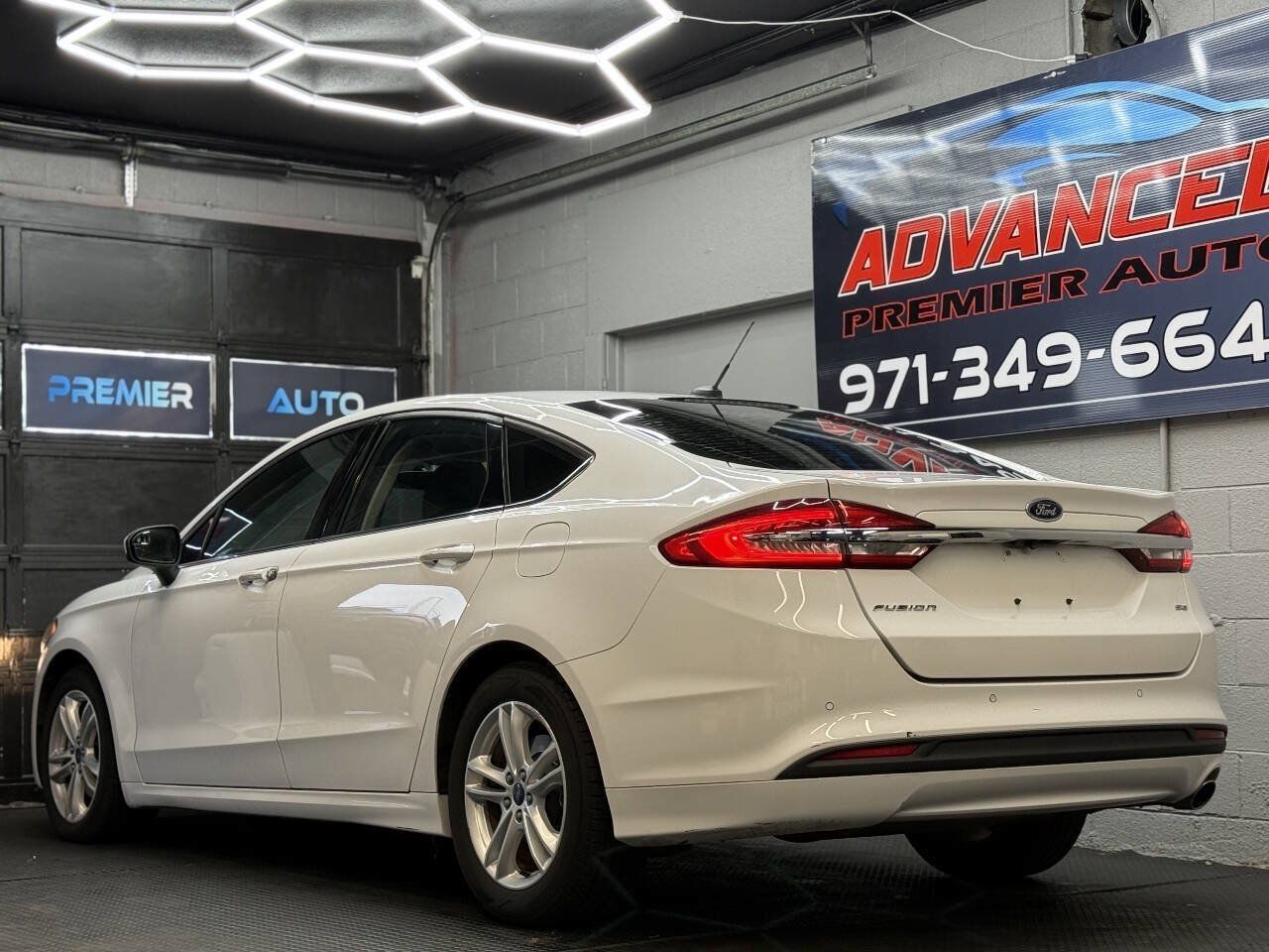 Used 2018 Ford Fusion SE w/ Fusion SE Technology Package FWD image 8