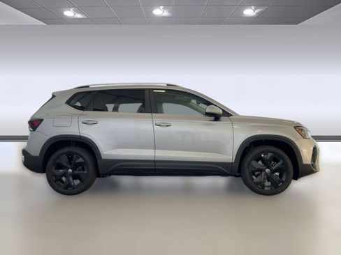 New 2026 Volkswagen Taos SE image 8