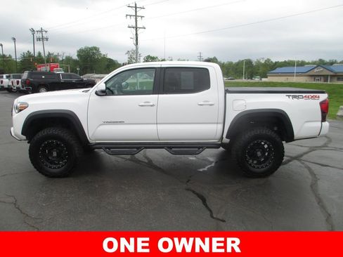 Used 2019 Toyota Tacoma TRD Off-Road AWD/4WD image 10