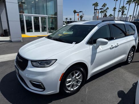 Used 2022 Chrysler Pacifica Touring-L FWD image 2