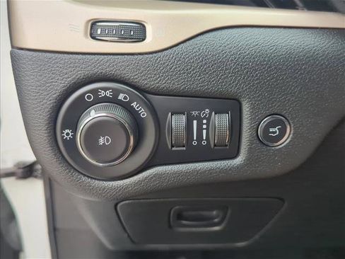 Used 2016 Jeep Cherokee Latitude w/ Comfort/Convenience Group image 23