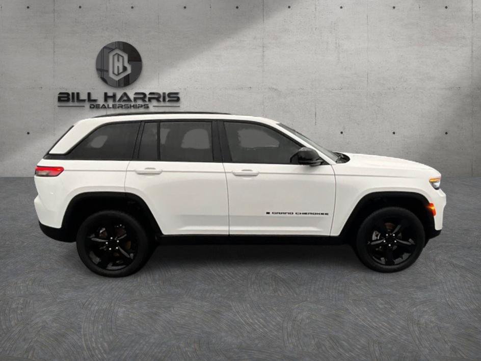 Used 2023 Jeep Grand Cherokee Altitude AWD/4WD image 4