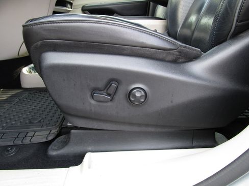 Used 2020 Chrysler Pacifica Limited image 17