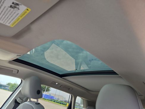 Used 2023 Volkswagen Taos SE w/ Panoramic Sunroof Package FWD image 17