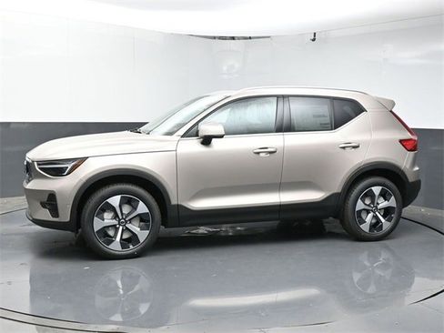 New 2024 Volvo XC40 B5 Plus w/ Protection Package Premier image 4