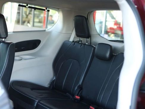 Used 2019 Chrysler Pacifica Limited image 36