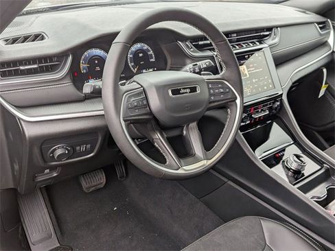 New 2025 Jeep Grand Cherokee Altitude image 11