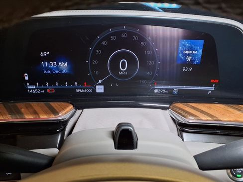 Certified 2024 Cadillac Escalade Premium Luxury Platinum image 10