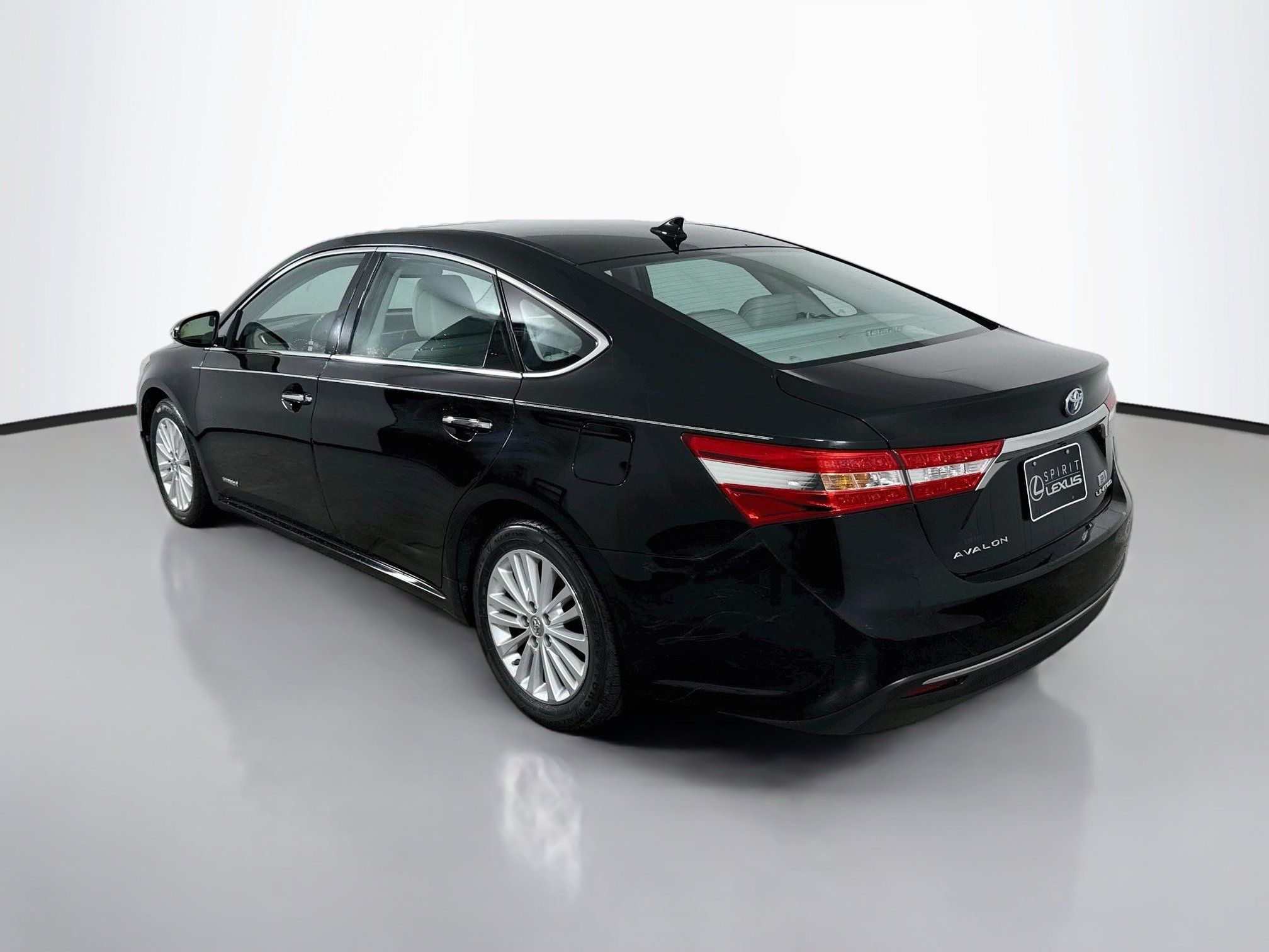 Used 2014 Toyota Avalon Limited w/ Technology Package FWD image 5