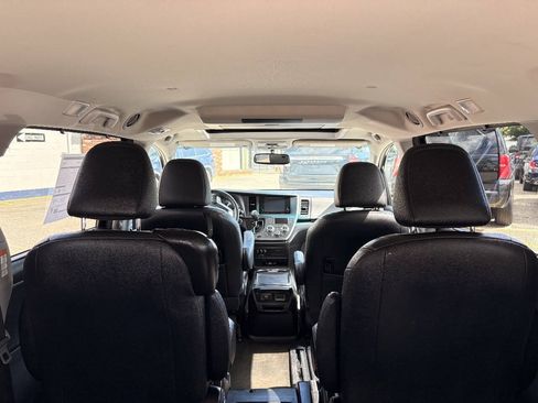 Used 2017 Toyota Sienna SE Premium FWD image 32