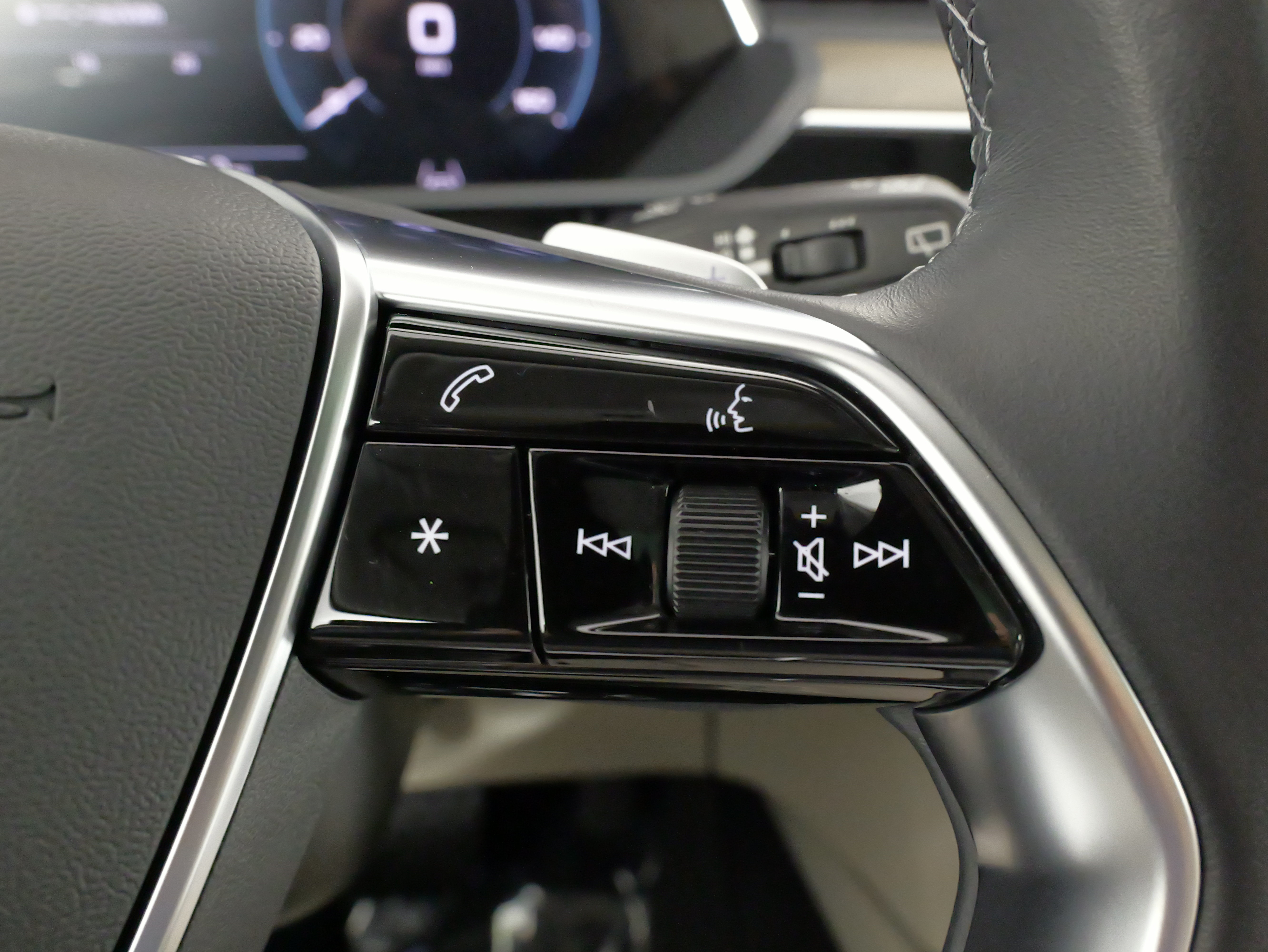 Used 2024 Audi Q8 e-tron Premium Plus w/ Premium Plus Package AWD/4WD image 41