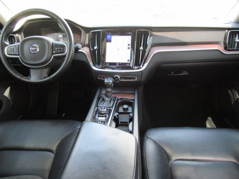 Used 2021 Volvo S60 T5 Momentum FWD image 12