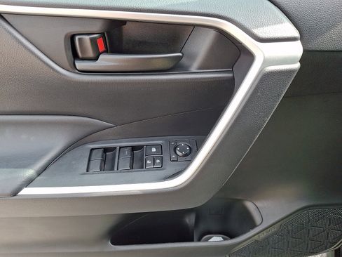 Used 2022 Toyota RAV4 LE w/ Carpet Mat Package (TMS) AWD/4WD image 12