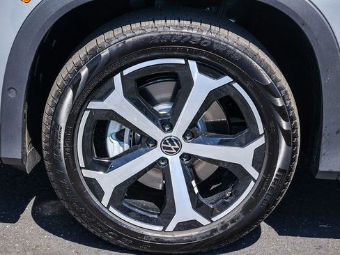 New 2025 Volkswagen Tiguan SE image 10