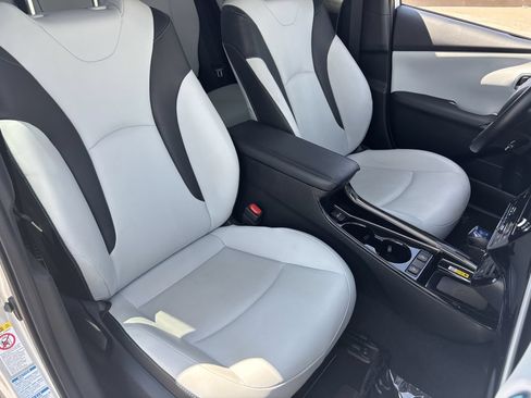 Used 2021 Toyota Prius XLE w/ Carpet Mat Package (TMS) AWD/4WD image 10