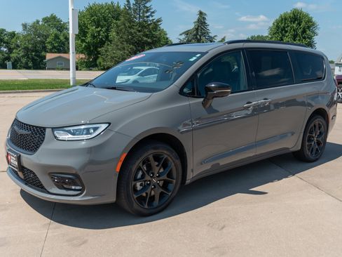 Used 2023 Chrysler Pacifica Limited w/ S Appearance Package AWD/4WD image 5