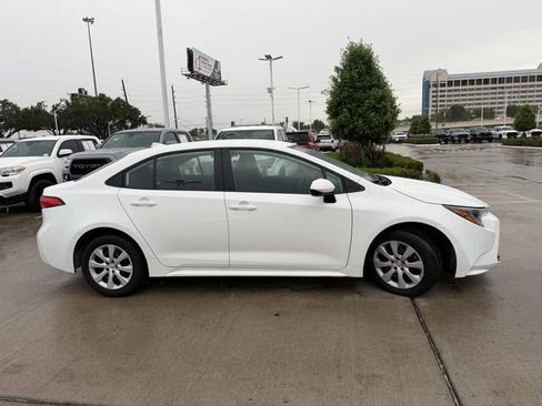 Used 2025 Toyota Corolla LE image 4