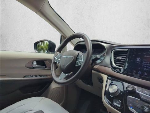 Used 2018 Chrysler Pacifica Touring-L w/ Advanced Safetytec Group FWD image 25