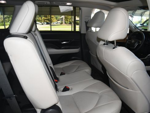 Used 2024 Toyota Grand Highlander Limited image 22
