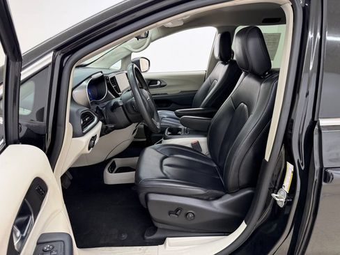 Used 2023 Chrysler Pacifica Touring-L FWD image 17