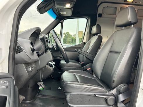 Used 2021 Mercedes-Benz Sprinter 2500 image 9