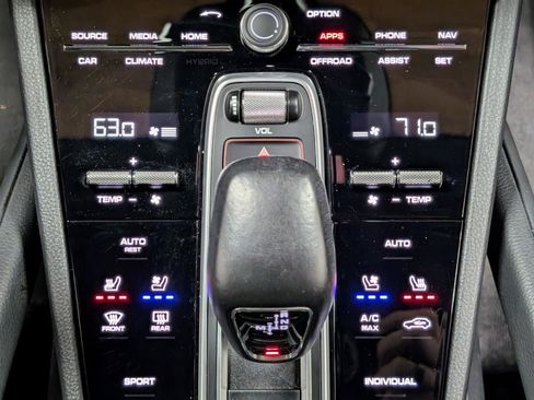 Used 2022 Porsche Cayenne Platinum Edition w/ Premium Package image 27