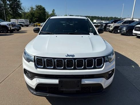 Used 2024 Jeep Compass Latitude AWD/4WD image 8