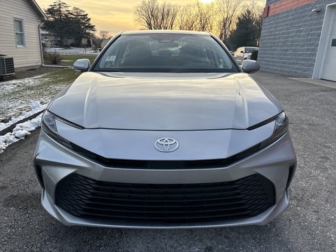 Used 2025 Toyota Camry LE image 9