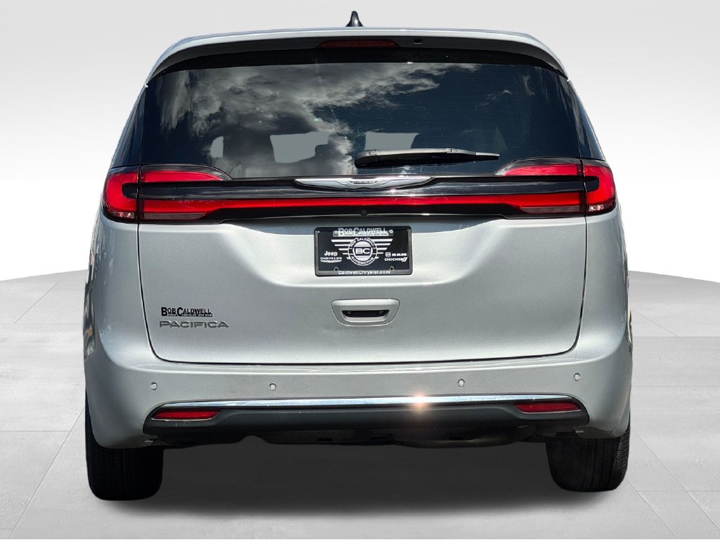 Used 2023 Chrysler Pacifica Touring-L FWD image 6