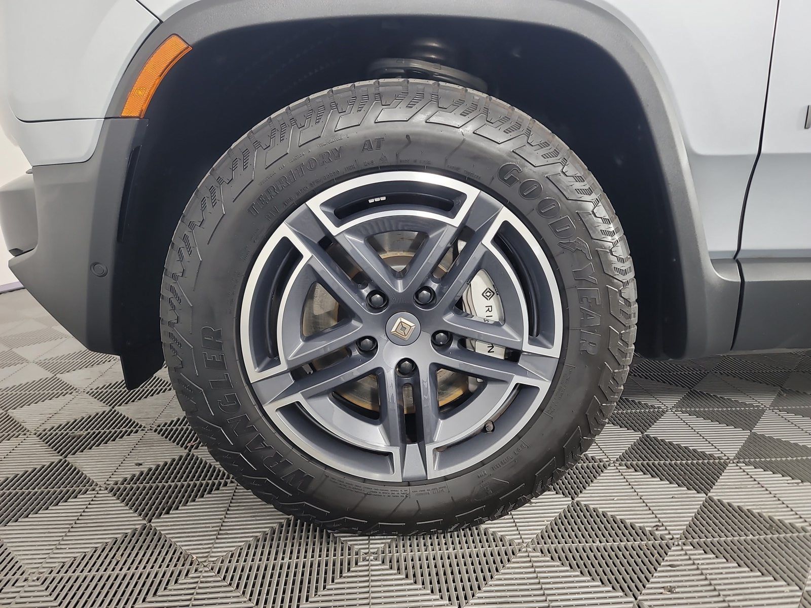 Used 2025 Rivian R1S Adventure Dual AWD/4WD image 9